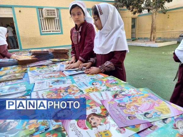 نمایشگاه کتاب در دبستان مریم بندرعباس