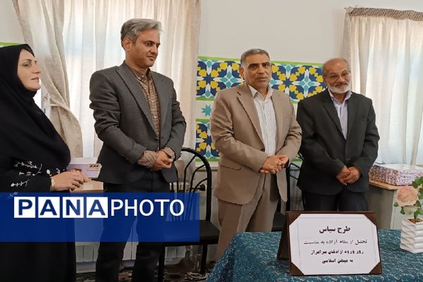مراسم تجلیل و تکریم مقام آزاده در دبیرستان شاهد شهید حمامی ناحیه ۶ مشهد