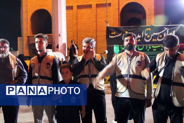 دانش‌آموزان در موکب دانش‌آموزی عشاق‌الحسین از زائرین کربلای معلی پذیرایی کردند
