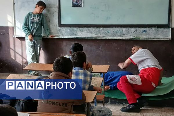 آموزش کمک‌های اولیه در مدرسه شهید فتوحی رباط‌کریم