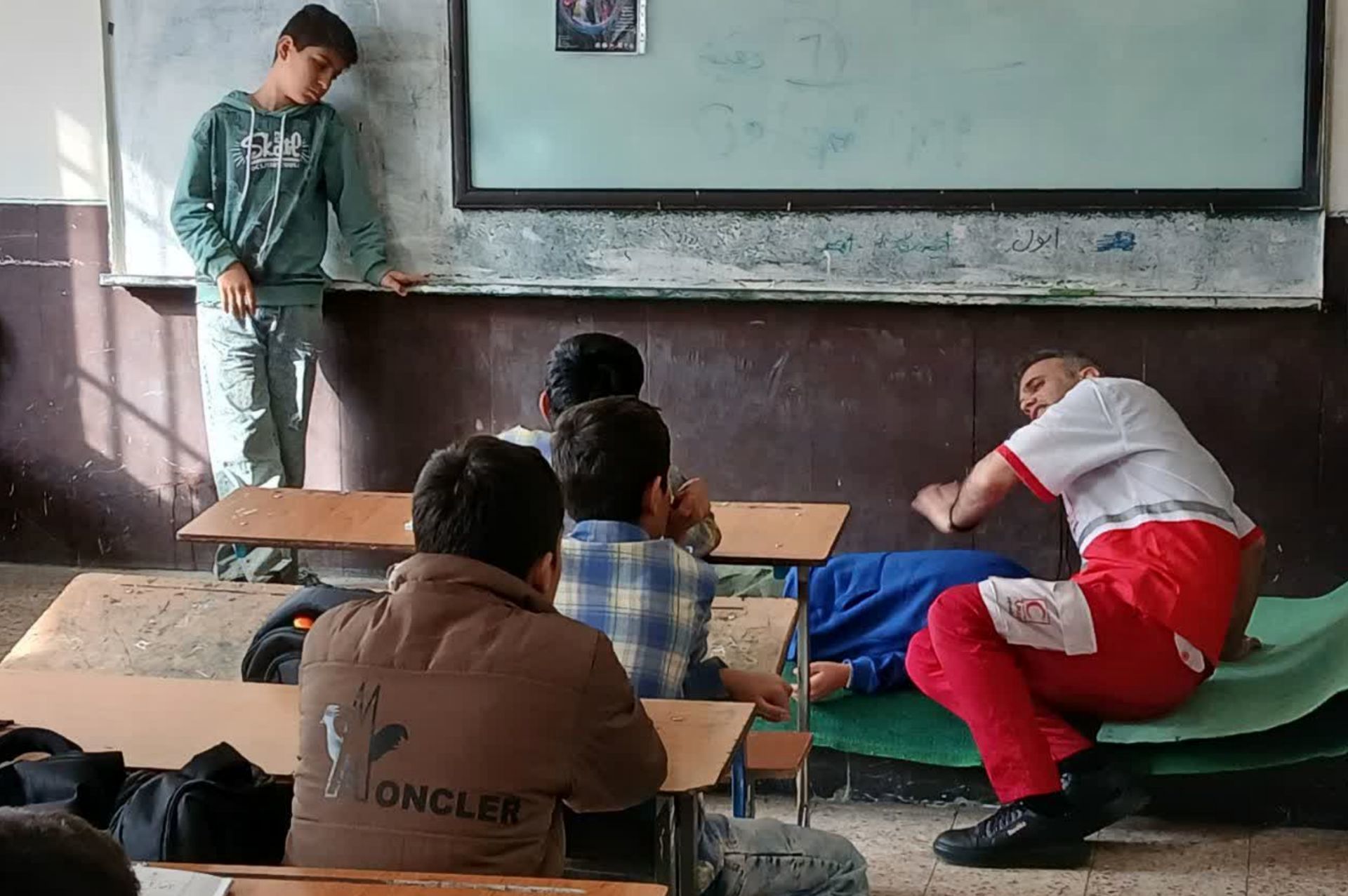 آموزش کمک‌های اولیه در مدرسه شهید فتوحی رباط‌کریم