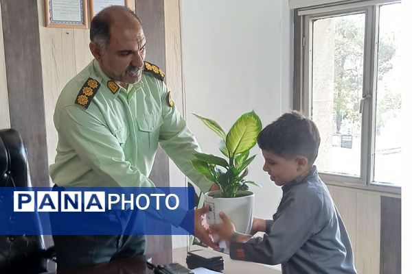 تقدیر دانش‌آموزان مدارس منطقه کهریزک از فرماندهان انتظامی کلانتری ۱۷۰ کهریزک و ۱۷۵ باقرشهر 