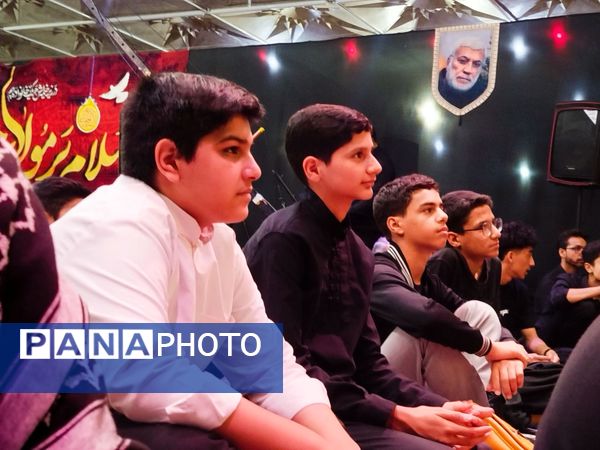 شب اول محرم، دانش‌آموزان کاشمری در هیئت انصار المهدی پرچم عشق برافراشتند