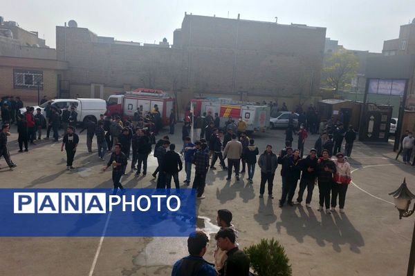 اجرای مانور زلزله با حضور مسئولان در مدرسه استاد مطهری رباط‌کریم