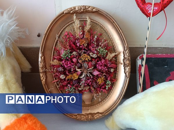 برگزاری نمایشگاه دست‌سازه‌های دانش‌آموزان و نمایشگاه کتاب در دبیرستان دخترانه نور اردبیل