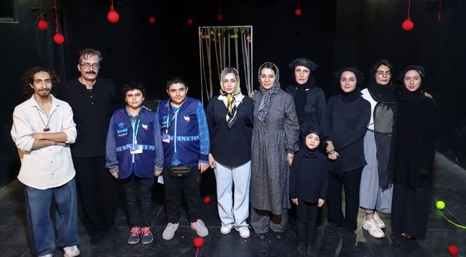 اکران نمایش «او خودش خانه بود» در تماشاخانه استاد هودی شیراز

 