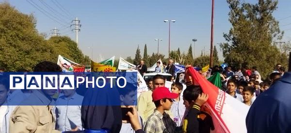 حضور نسل فهمیده ها در راهپیمایی 13 آبان 