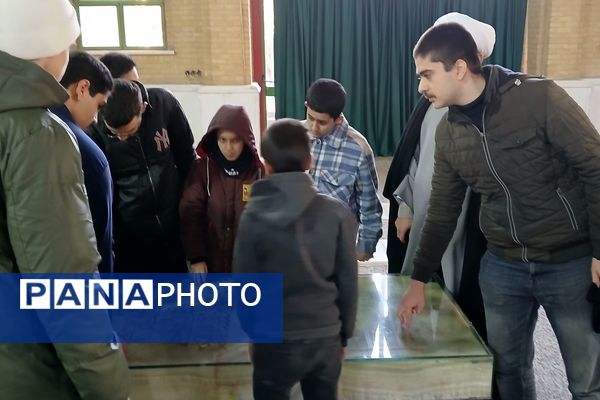 حضور دانش‌آموزان دبیرستان‌شهید بابایی در مراسمات ۱۲ بهمن