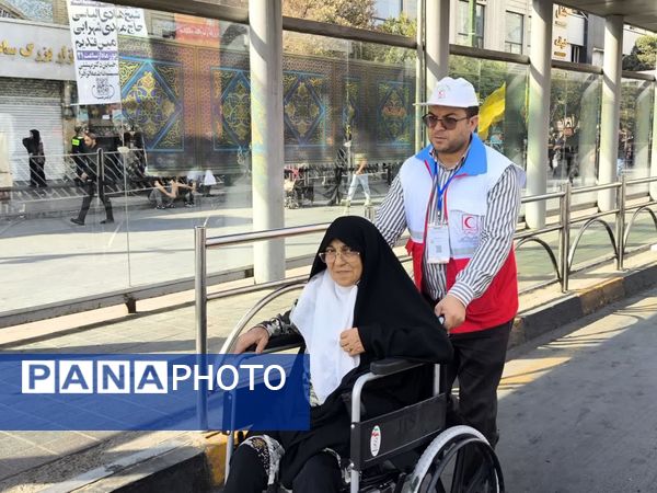 خدمت جوانان هلال‌احمر همدان به زائران رضوی در طرح ملی «قدم به قدم در مسیر بهشت»