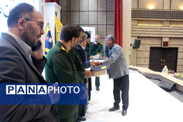 همایش تقدیر از فعالان اردوهای راهیان نور دانش‌آموزی در قم