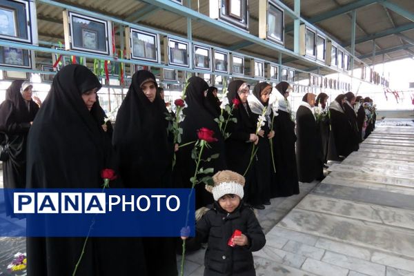 احترام به مقام شهدا با حضور فرماندهان و بسیجیان در گلزار بی‌بی سکینه(س) شهرستان ملارد