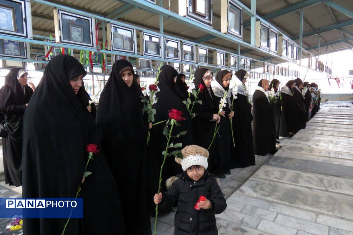 احترام به مقام شهدا با حضور فرماندهان و بسیجیان در گلزار بی‌بی سکینه(س) شهرستان ملارد