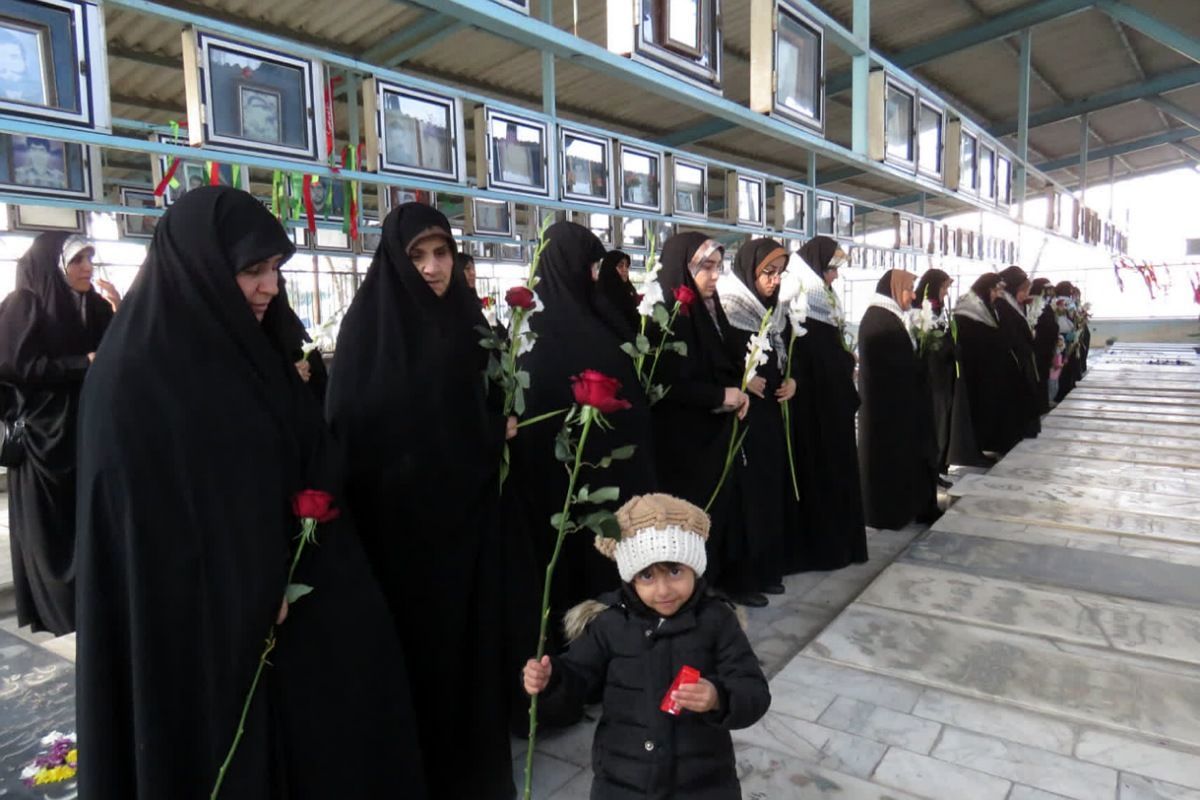 احترام به مقام شهدا با حضور فرماندهان و بسیجیان در گلزار بی‌بی سکینه(س) شهرستان ملارد