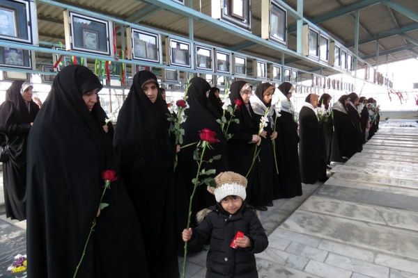 احترام به مقام شهدا با حضور فرماندهان و بسیجیان در گلزار بی‌بی سکینه(س) شهرستان ملارد