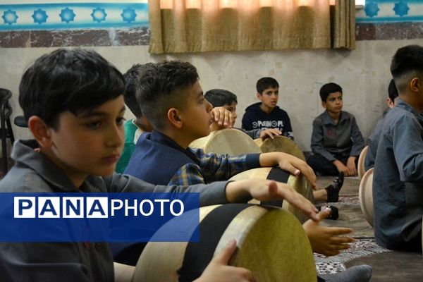 آموزش ضرب زورخانه‌ای در دبستان رازی ناحیه دو بهارستان