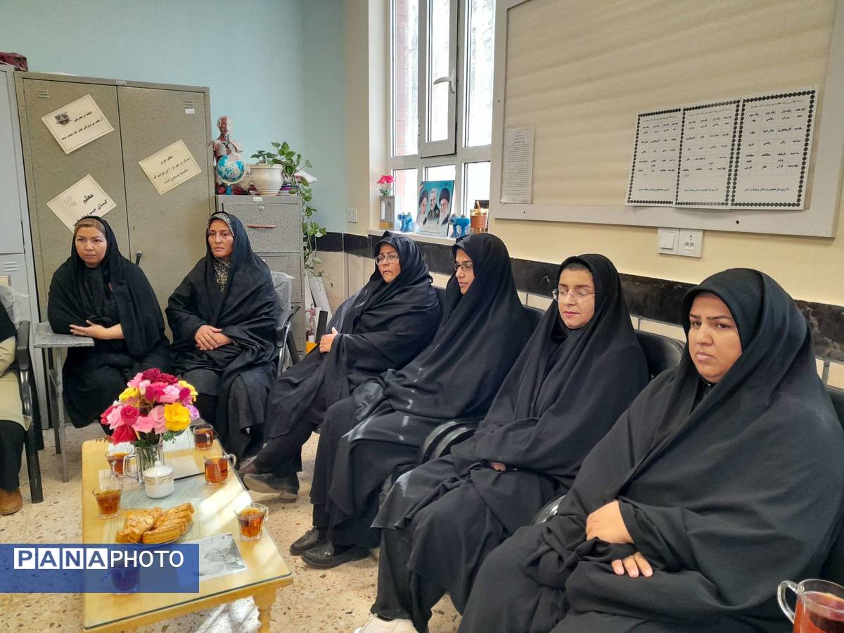 جلسه انجمن اولیا و مربیان در دبیرستان مادرمهربان خلیل آباد