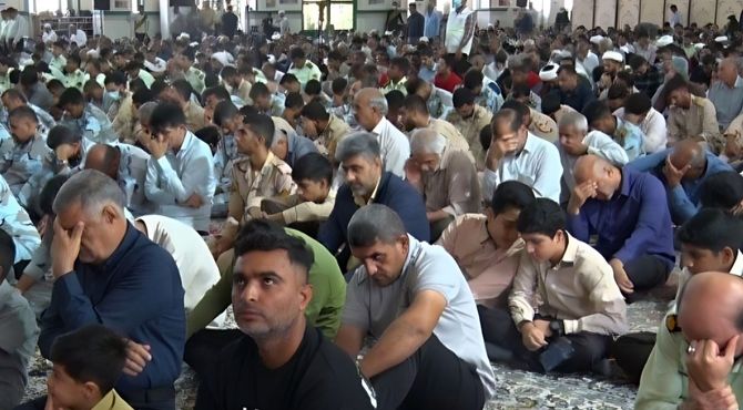 حضور گسترده نیروی انتظامی در نماز جمعه بندرعباس به مناسبت هفته ناجا