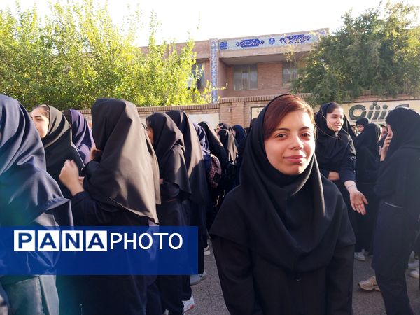 دانش‌آموزان دبیرستان فاطمیه شهرستان دره شهر با شور و شوق سال تحصیلی جدید را آغاز کردند