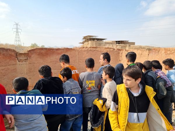 بازدید دانش‌آموزان دبیرستان نمونه دولتی پژوهش آشخانه از محوطه تاریخی ریوی