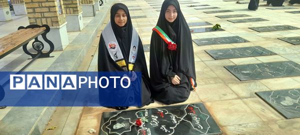 غبار روبی مزار شهدا شهرستان خلیل آباد توسط دانش آموزان بسیجی اموزشگاه مرحوم پاکدل 