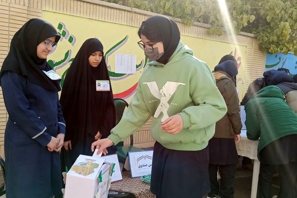 برگزاری انتخابات شورای دانش‌آموزی در مدرسه شاهد آمنه