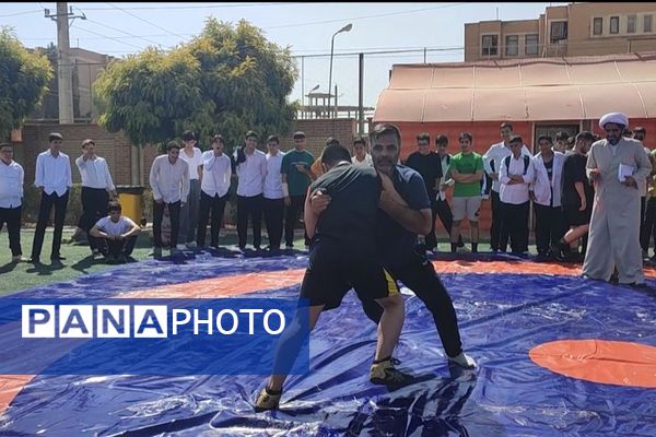 هیجان ورزشی با مسابقات کشتی و طناب‌کشی در دبیرستان حکیم ابوالقاسم فردوسی