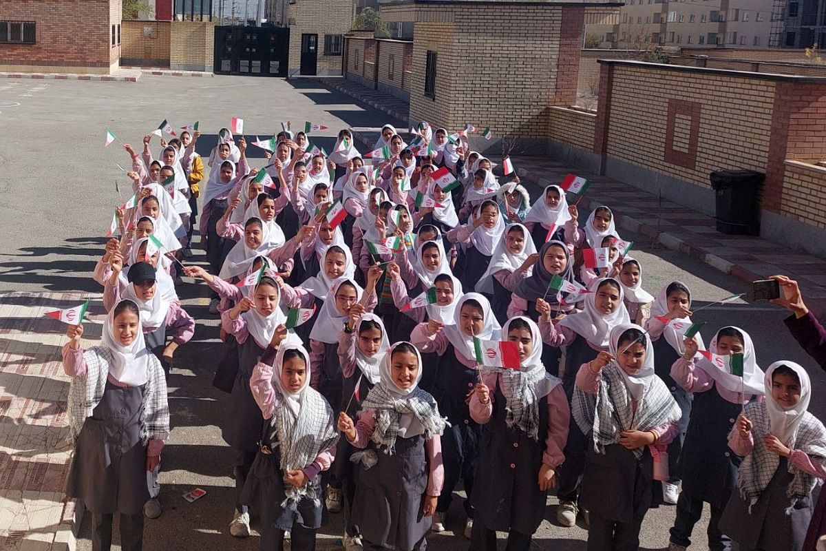 طلوع نشاط و انسجام؛ مراسم صبحگاهی تشکیلاتی در دبستان صدیقه کبری فیروزکوه 