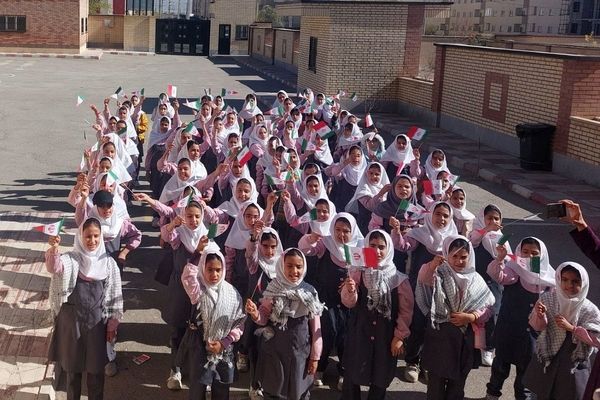 طلوع نشاط و انسجام؛ مراسم صبحگاهی تشکیلاتی در دبستان صدیقه کبری فیروزکوه 