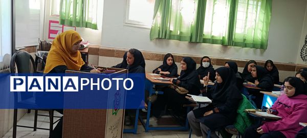 آزمون تلاوت قرآن دانش‌آموزان دبیرستان تیمسار فلاحی ناحیه یک کرج 