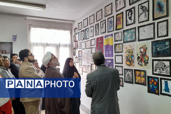 بازدید مسئولان جعفرآباد قم از نمایشگاه تولیدات دانش‌آموزی در هنرستان حضرت زهرا(س)