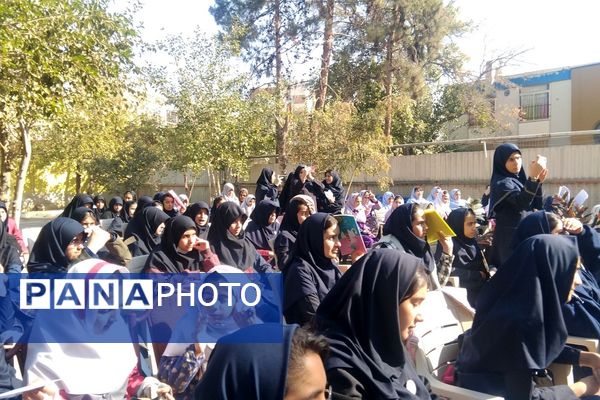 حضور دانش‌آموزان ناحیه دو شهرری در نمایشگاه طرح‌های علمی پژوش سرای بصیرت 