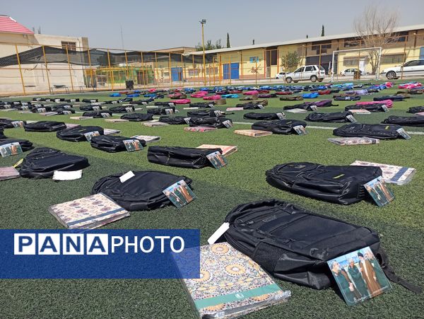 توزیع ٥٠٠ بسته کیف و لوازم التحریر میان دانش‌آموزان نیازمند در آموزش و پرورش ناحیه 3 شیراز