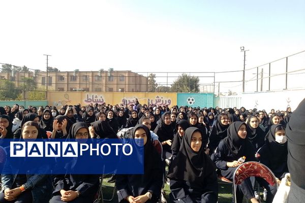 جشن پرشور روز دانش‌آموز در دبیرستان ملوک زندی 