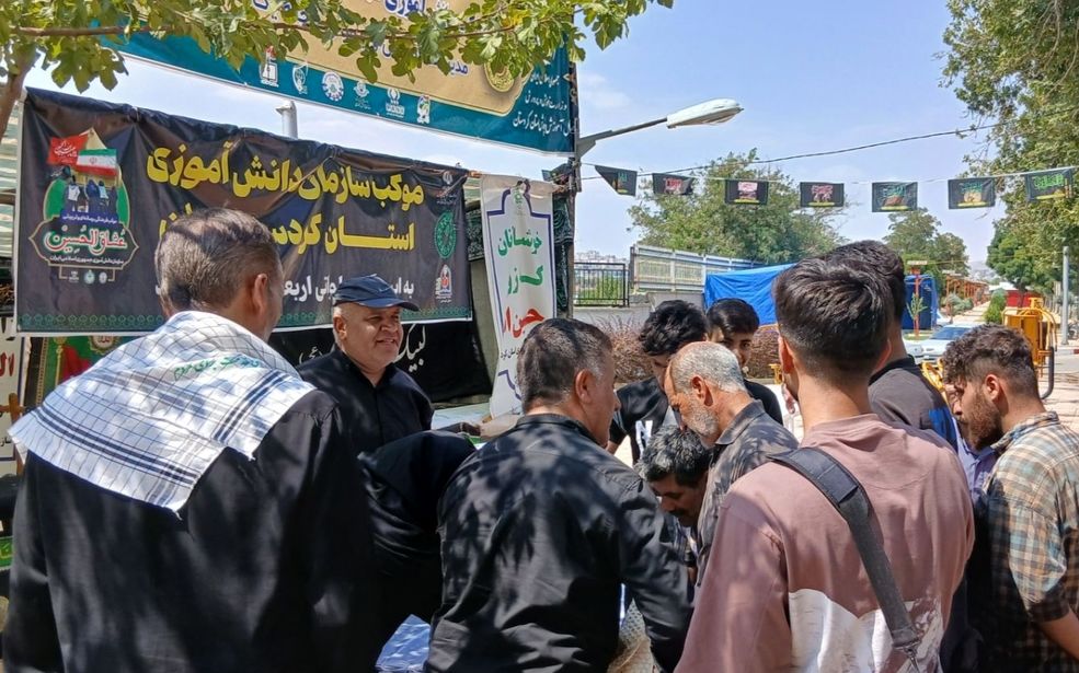 خدمات ویژه موکب سازمان دانش‌آموزی کردستان در سنندج برای زائران اربعین