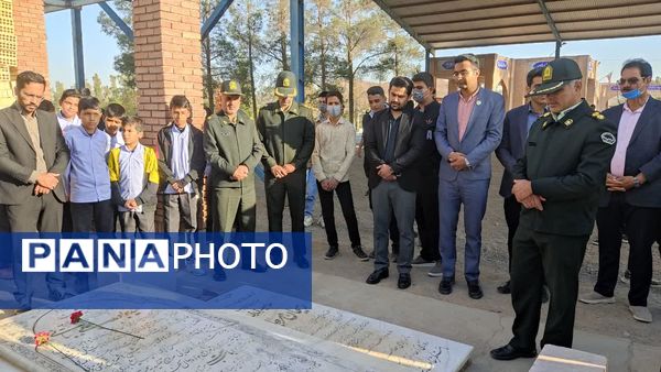 آغاز هفته بسیج دانشآموزی با غبارروبی مزار شهدای جوادالائمه توسط مسئولان و دانشآموزان بسیجی