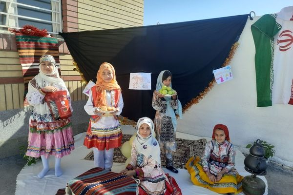 دانش‌آموزان دبستان نیک‌اندیشان چناران با جشن فرهنگ روستا و عشایر، اصالت ایرانی را زنده کردند