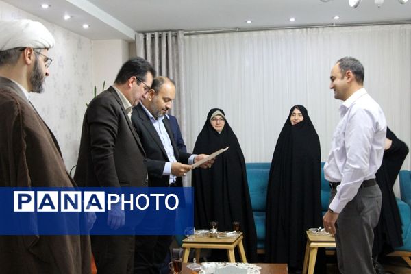 دیدار معاون پرورشی و فرهنگی وزیر آموزش و پرورش با خانواده معلم شهید «عبدالله برزگر»