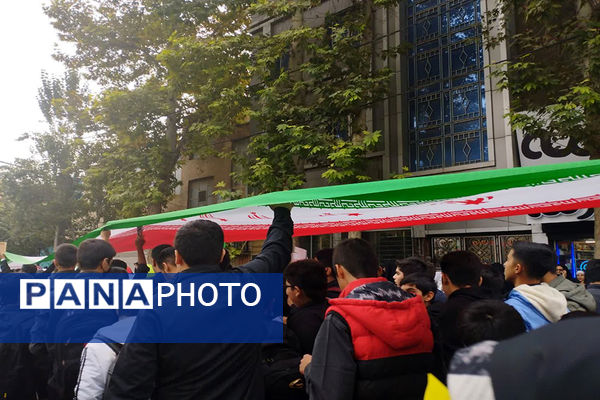راهپیمایی استکبارستیزی شهرستان پیشوا در روز دانش‌آموز