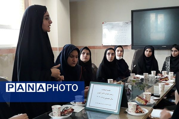 رقابت دانش‌آموزان منتخب در انتخابات منطقه‌ای شورای دانش‌آموزی بهارستان دو