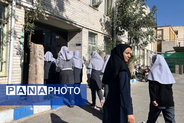 دیدار صمیمی آینده‌سازان با حافظان نظم و امنیت در کلانتری ۱۱ فیروزکوه