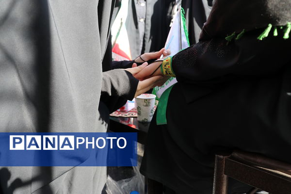 غرفه نسل افتخار سازمان دانش‌آموزی استان آذربایجان شرقی در راهپیمایی ۱۳‌ آبان