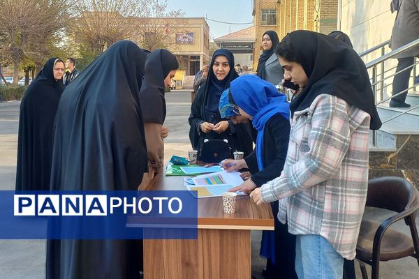 تقدیر از رتبه‌های برتر کنکور در اداره آموزش‌و‌پرورش شهرستان اسلامشهر 