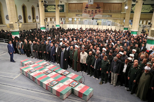 اقامه نماز رهبر انقلاب بر پیکر ۷ شهید راه قدس