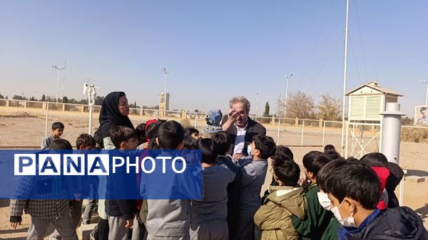 بازدید دانش‌آموزان پایه دوم دبستان حضرت جوادالائمه(ع) از مرکز هواشناسی یزد