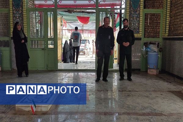 غبارروبی و عطر افشانی گلزار شهدای شهر بار در هفته دفاع مقدس