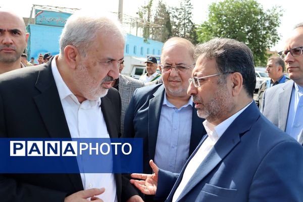 زنگ سپاس معلم در هنرستان احمدی روشن منطقه ۱۴ تهران با حضور وزیر نیرو نواخته شد