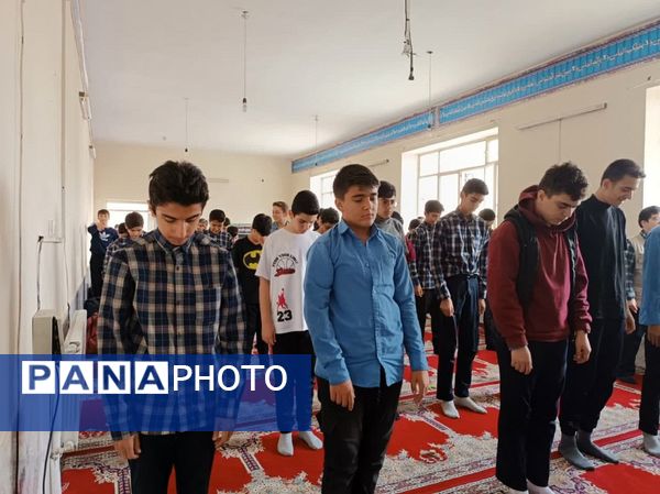 برپایی نماز جماعت ظهر و عصر در آموزشگاه شهید رجایی یک بجنورد