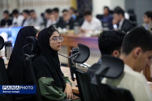 نشست صمیمی وزیر آموزش و پرورش با مدال آوران المپیادهای جهانی