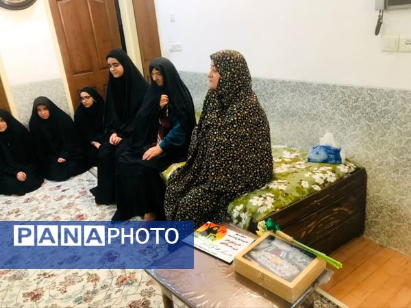 دیدار دانش‌آموزان دبیرستان حضرت ابوالفضل با مادر شهید علی‌اکبر عدم