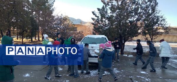 بارش برف، زنگ شادی را در مدرسه عشایری ابن مظاهر به صدا در آورد